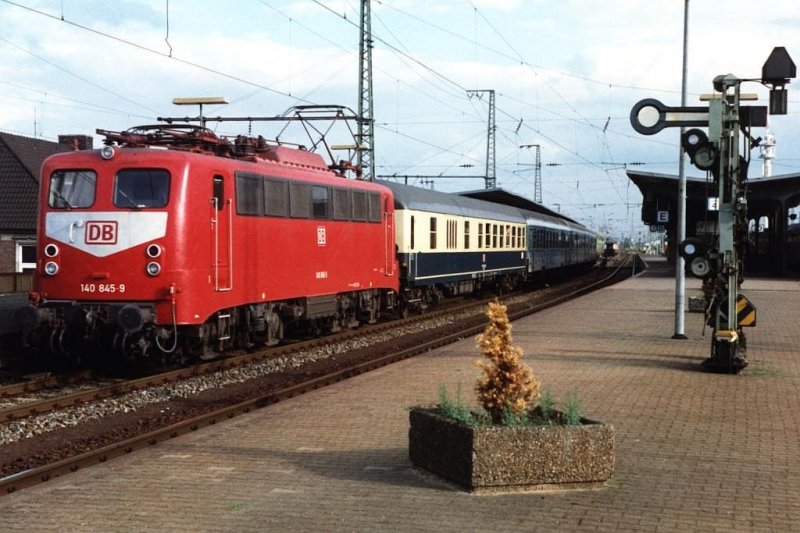 140 245-9 mit E 3024 Uelzen-Bad Bentheim auf Bahnhof Rheine am 29-08-1994. Bild und scan: Date Jan de Vries.
