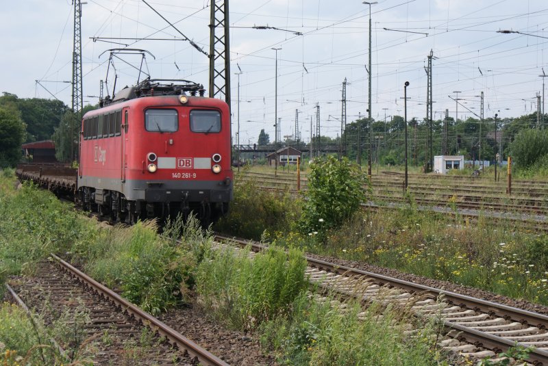 140 261-9 kurz vor dem Seelzer Rbf. am 07.07.2009 dabei zog sie,leere Flachwagen.