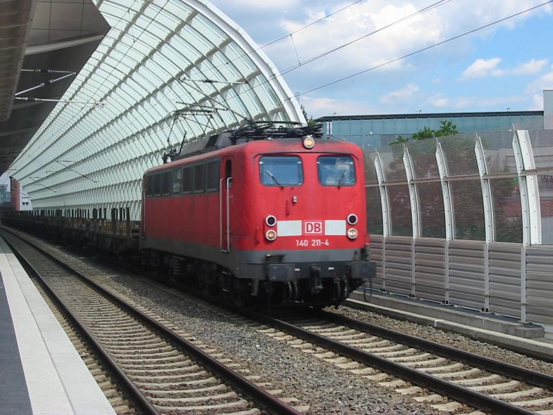 140-271 am 4.8.2005 mit einem Gterzug in Ludwigshafen Mitte.