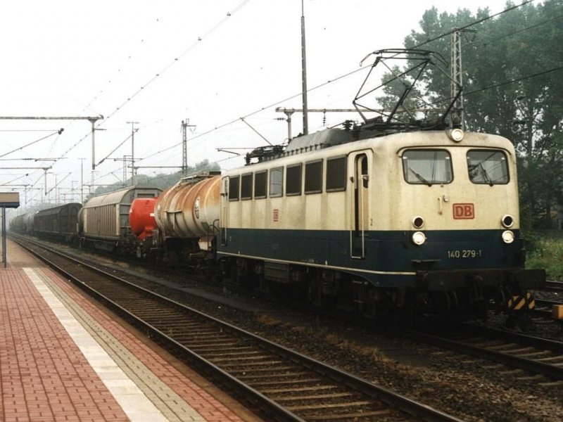 140 279-1 mit eine Gterzug auf Bahnhof Bad Bentheim am 14-7-2001. Bild und scan: Date Jan de Vries.