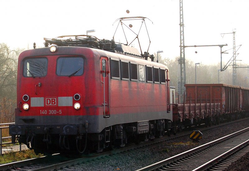 140 300-5 am 26.12.2006 um 14.36Uhr bei der Durchfahrt durch den Hp (ex Bahnhof)  Gsen   in Richtung Genthin mit Gterzug (Strecke Burg b. Magdeburg - Genthin).