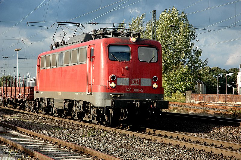 140 300 durchf�hrt den Bahnhofsbereich von Moers. 15.09.2004