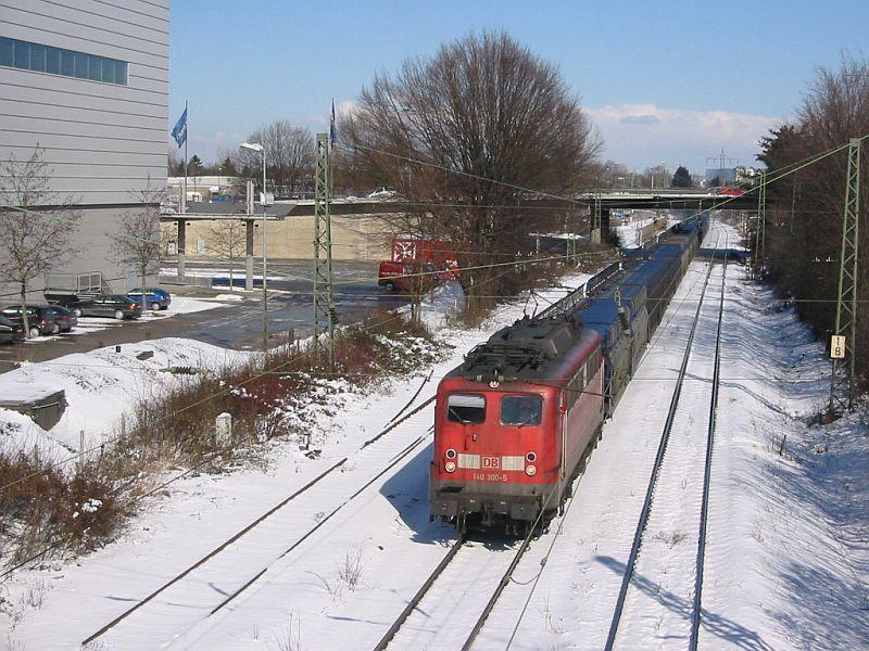 140 300 f�hrt am 28.02.2005 aus Richtung Mannheim kommend mit einem G�terzug durch Karlsruhe. Die Aufnahme entstand unweit meines Arbeitsplatzes an der Durlacher Allee, in meiner Mittagspause. Der Zug f�hrt an dieser Stelle mit vergleichsweise geringer Geschwindigkeit; das Gel�nde des G�ter- und Rangierbahnhof beginnt einige hundert Meter weiter.
