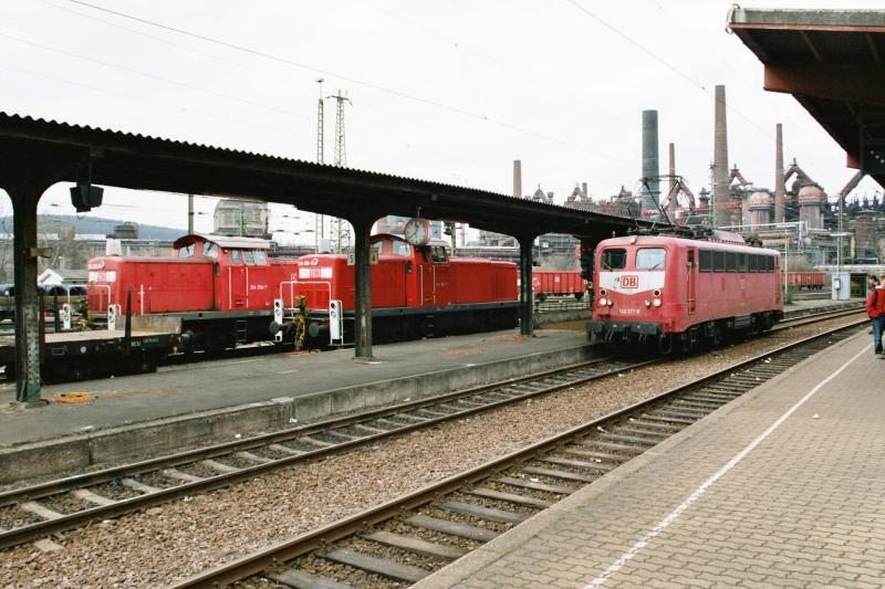 140 317 und 2 294 am 25.3.04 in Vlklinger Bf vor dem Weltkulturerbe der Unesco die Vlkilnger Htte.