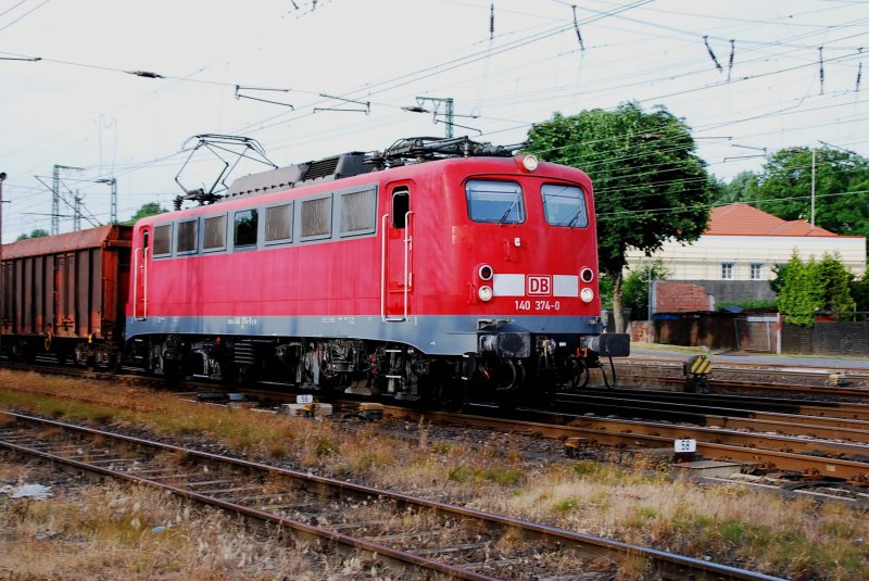 140 374-0 beim ausfahren aus dem Gterbereich des Bahnhof Bielefeld-Brackwede. Gegen 19.20h am 02.06.2009 kam sie aus stlicher Richtung um den Gterzug mit leeren Schotterwagen zu bernehmen. Gegen 20.30h ging es dann in Richtung Hamm weiter.