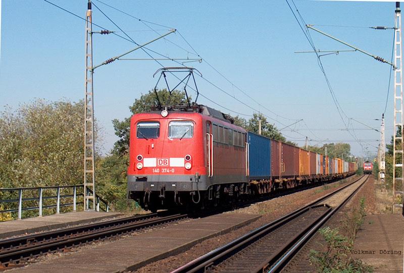 140 374 mit einem Containerzug bei Niederwartha (26.09.2003)
