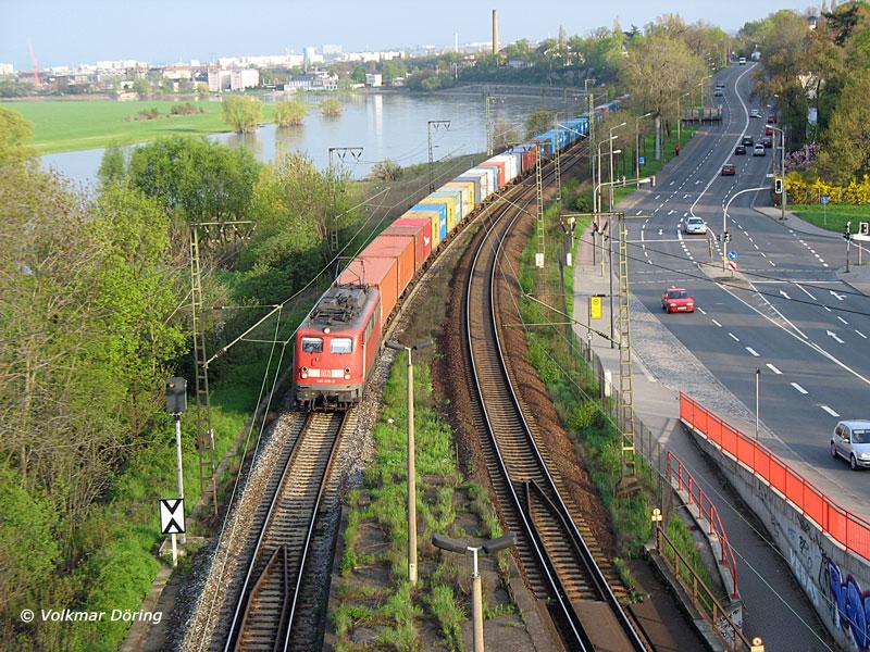 140 379 mit einem Containerzug im Elbtal bei Dresden-Briesnitz -28.4.2006
