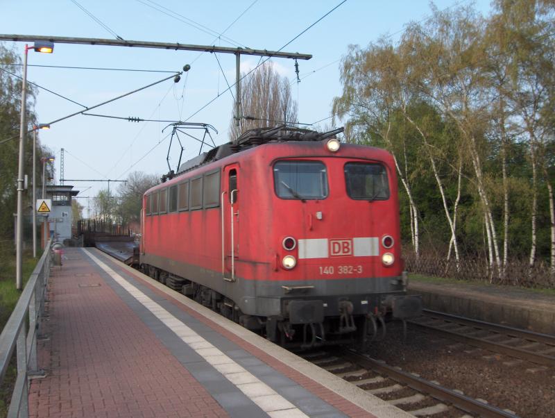 140 382-3 bei der durchfahrt des Hp Bochum Nokia.
24.4.06