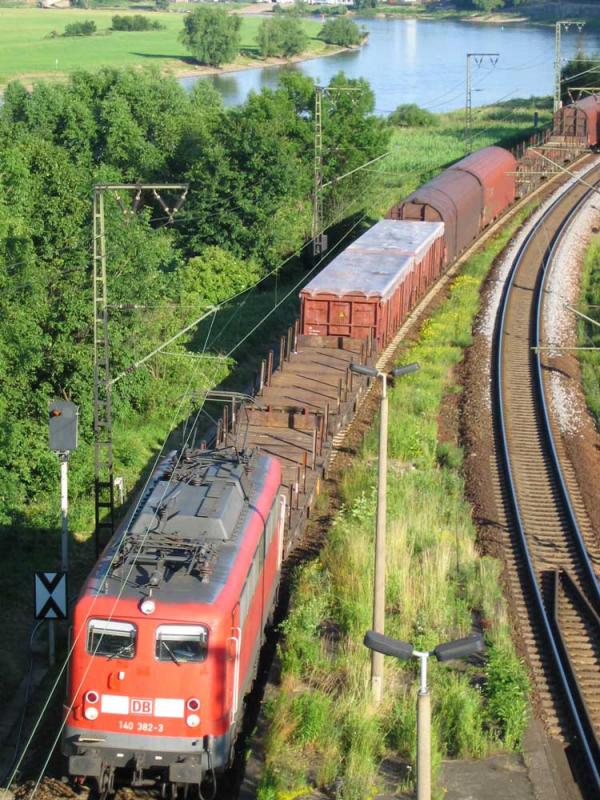 140 382 mit einem gemischten Gterzug bei Dresden-Kemnitz - 23.06.2005

