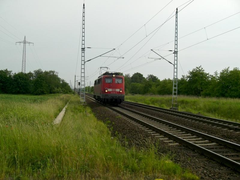 140 394-8 aus Satzkorn kommend, kurz vor dem Bahnbergang hinter Satzkorn, fhrt als Leerfahrt richtung Priort.