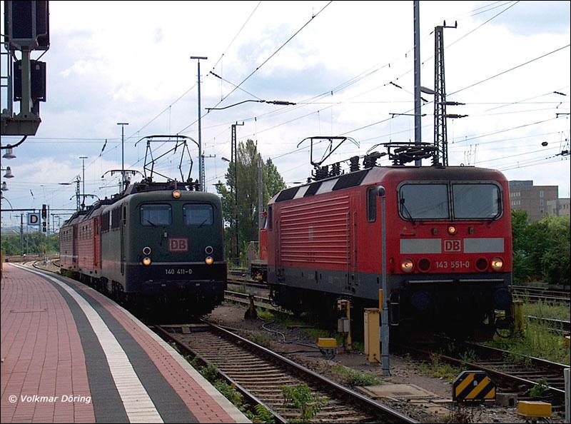 140 411, die letzte noch grne 140 (auer E40 128 DB Museum), wurde am 25.01.2006 verschrottet. Hier ein Foto vom 14.07.2004, als mir 140 411 gemeinsam mit 180 005 und 180 016 in Dresden Hbf vor die Linse kam (siehe auch ID 13707). Auf dem Nachbargleis wartet 143 551
