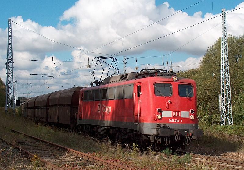 140 419-3 arbeitete sich am 30.09.04 die Steigung von Sangerhausen nach Blankenheim hinauf, um gleich mit ihrem leeren Kohle-Ganzzug den Scheitelpunkt der Strecke zu erreichen.