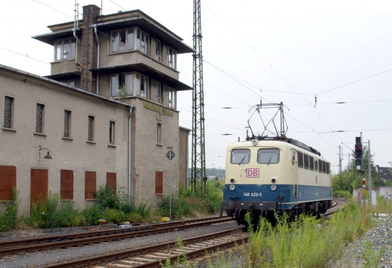 140 423-5 hat einen Foto-Gterzug nach Naumburg gebracht und passiert gerade die Ruine des ehemaligen Fahrdienstleiter-Stellwerkes. (13.07.2008)
