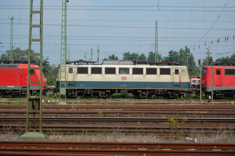 140 423-5, die letzte noch im Betrieb befindliche Lok in ozeanblau/beige in Deutschland, stand am 27.08.07 abgebgelt im Karlsruhe GBF.