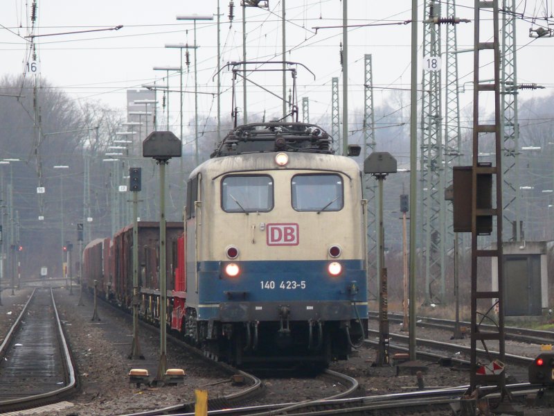 140 423-5 war heute nachmittag in Aachen-West. Hier hat sie sich wieder vor einen Gterzug gesetzt und wartet auf Abfahrt in Richtung Kln-Gremberg. Aufgenommen am 23/12/2008.