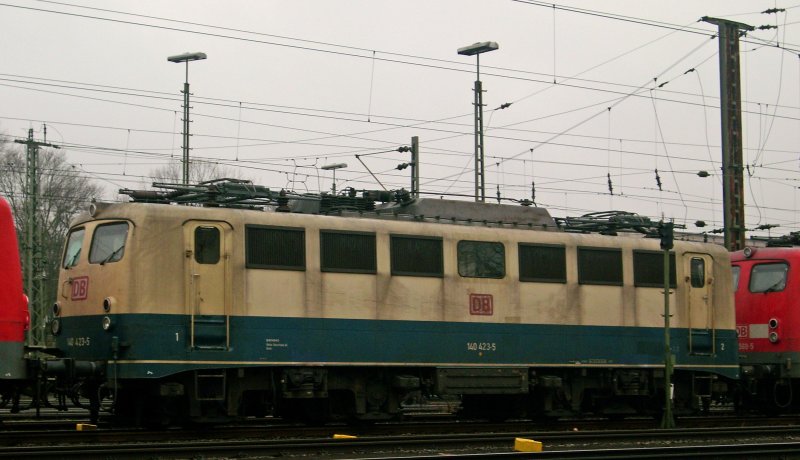 140 423 steht mit vielen anderen 140 und 139ern abgestellt in Aachen West 22.2.2009