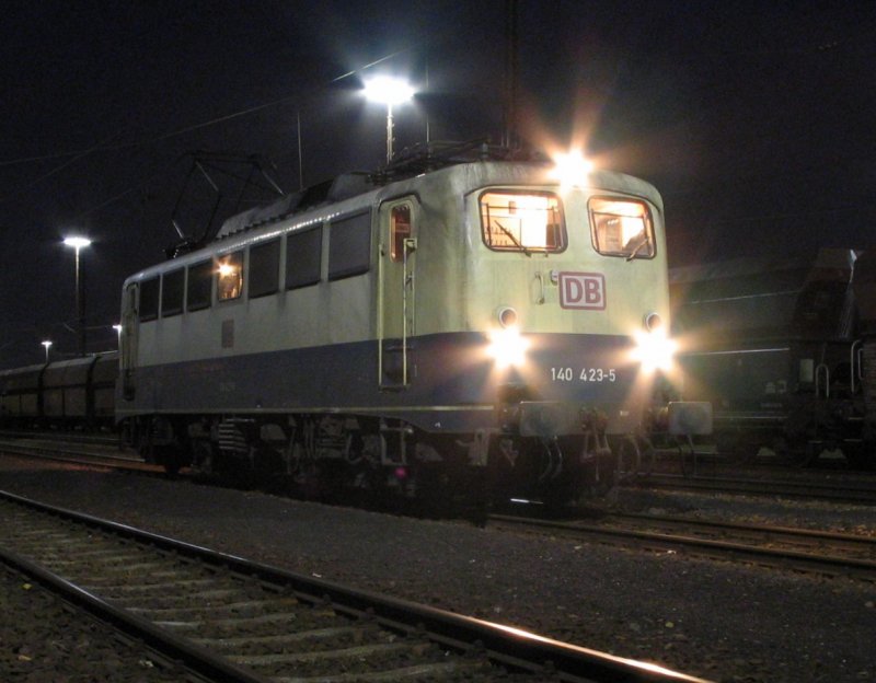 140 423 steht im Stutzen 24 des Bahnhofs Regensburg Ost und wartet darauf ihre nchste Leistung, einen Gterzug nach Nrnberg Rbf, bespannen zu knnen. Am 15.03.2008 ist sie die letzte Vertreterin ihrer Gattung, welche noch in Ozeanblau-Beige lackiert ist.