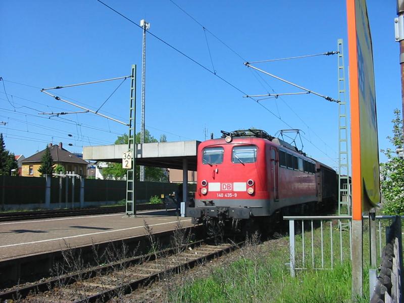 140-435 mit einem langen VW Autozug bei der Durchfahrt von Gernersheim.