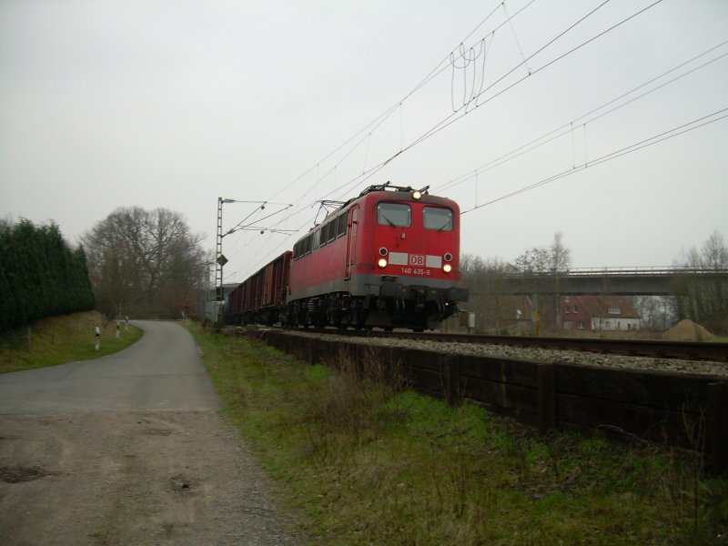140 435 mit Gterzug am 18.2.2007 in Rohrsen (KBS 380)