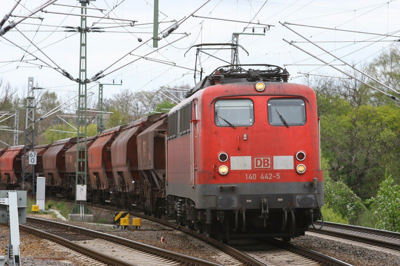 140 442 zieht einen Gterzug in den Bahnhof Schwerin. 20.04.2007