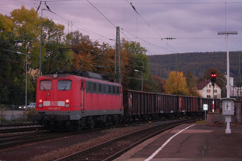 140 443-3 am Abend des 25.09.07 als Schublok fr den CS 60706 von Harburg (Schwaben) nach Heilbronn bei der Ausfahrt aus Gleis 6 des Aalener Bahnhofs. Fhrendes Tfz war 155 215-7.