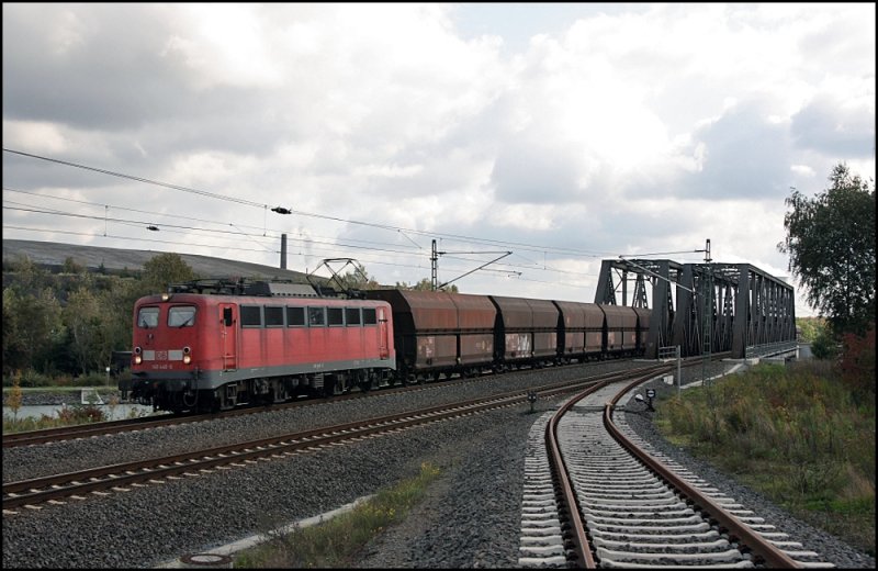 140 448-6 hat mit einem Kohlezug den Datteln-Hamm-Kanal berquert und ist in Richtung Westen unterwegs. (02.10.2008)