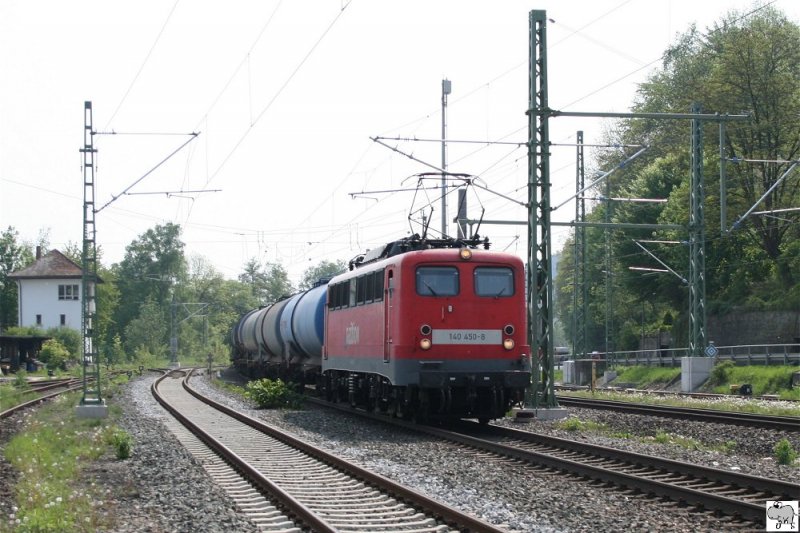 140 450-8 der Railion durchfhrt mit einen Kesselwagen Ganzzug den Bahnhof Kronach in Oberfranken am 1. Mai 2009.