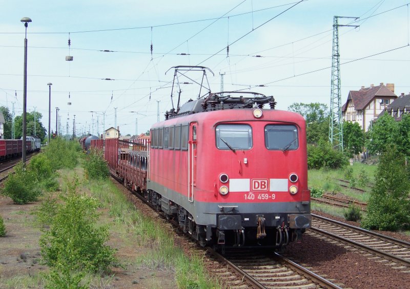 140 459-9 fhrt hier langsam einem rotem Signal im Bahnhof von Lbbenau/Spreewald entgegen. 09.05.2009