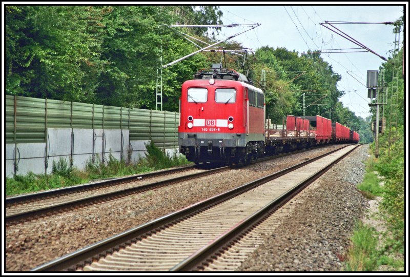 140 459 fhrt mit einem langen Gterzug Richtung Ruhrgebiet. Aufgenommen im Sommer 2006 bei Haltern am See.