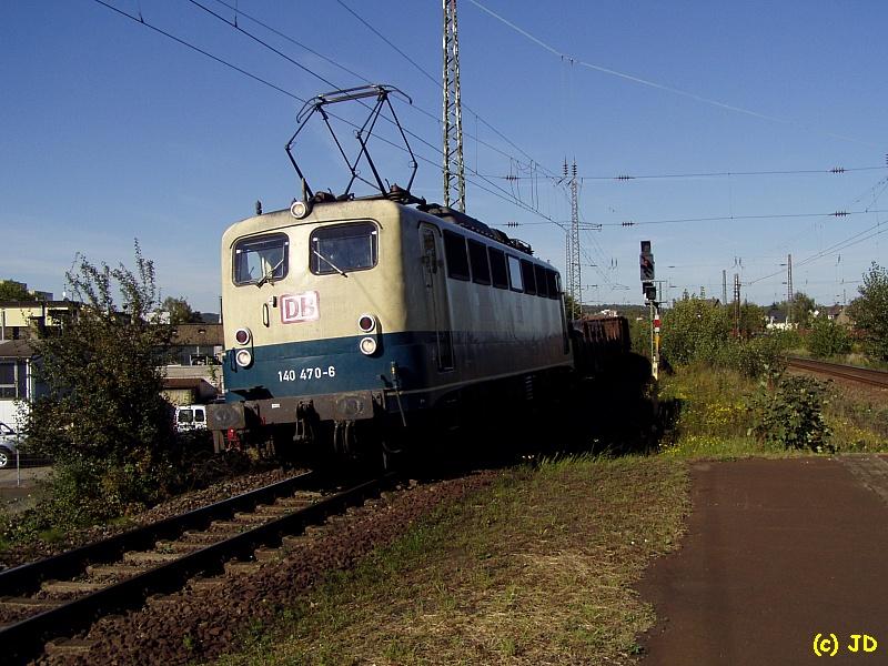 140 470-6 am 18.9.04 in Friedrich-Wilhelms-Htte. Die Lok hat noch Scheren-Stromabnehmer