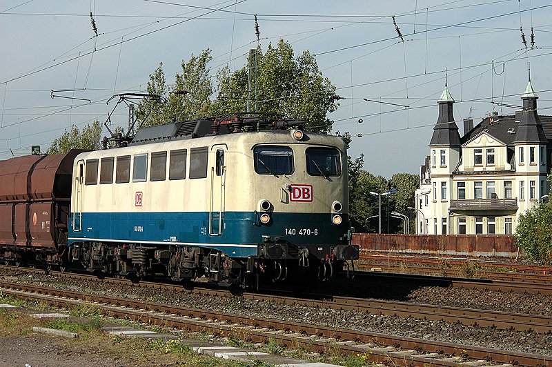 140 470 durchfhrt den Bahnhofsbereich von Moers. 17.09.2004