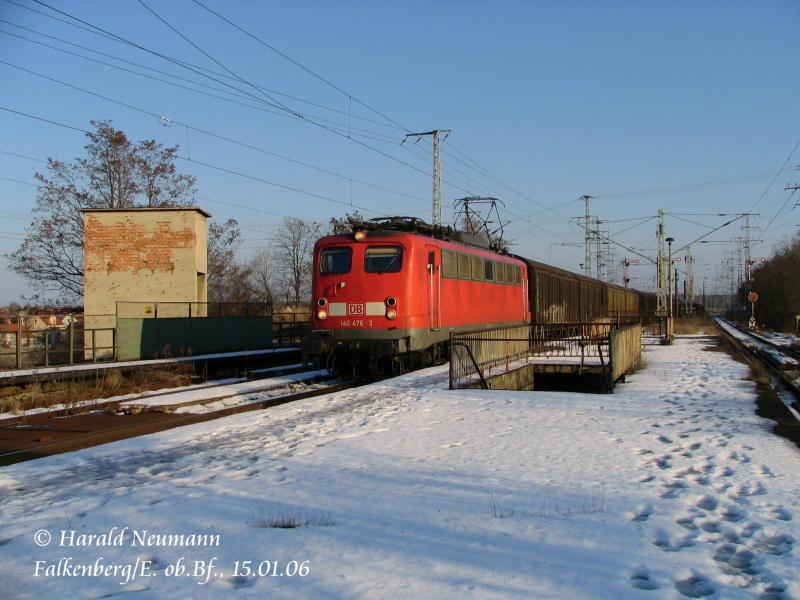 140 476 fhrt mit einem Gterzug gen Leipzig am 15.01.06 ber das Kreuzungsbauwerk in Falkenberg/Elster. Im Oktober 2006 wurde dieses Gleis nun abgebaut um einem Neubau zu weichen. Dadurch geht nun der gesamte Verkehr auf dem oberen Bahnhof ber ei einziges Gleis.