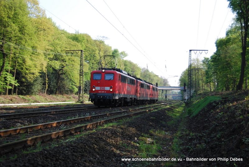 140 491-2 (DB Cargo) fhrt am 18. April 2009 um 10:07 Uhr mit einem LZ (151 093-2; 151 001-5) durch Duisburg Neudorf