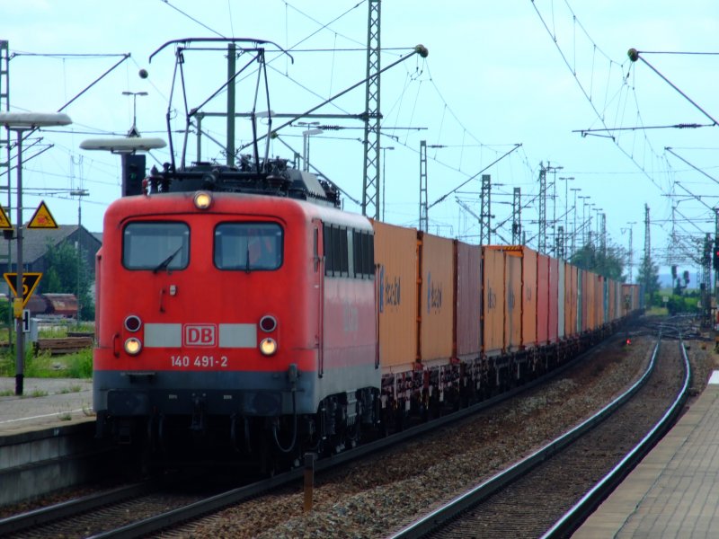 140 491 mit Containerzug am 15.06.08 bei der Durchfahrt durch Plattling.