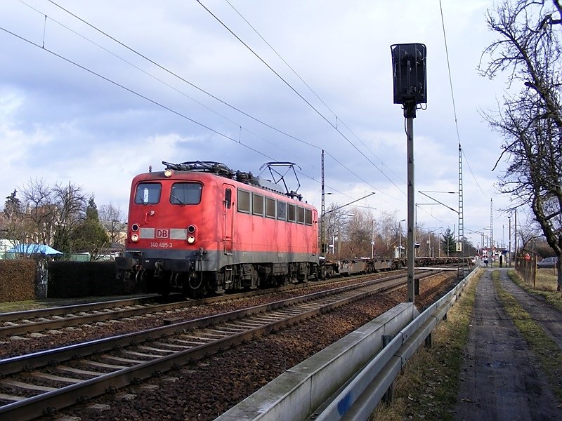 140 495-3 auf der Fahrt durch Dresden-Stetzsch am 27.02.2009.