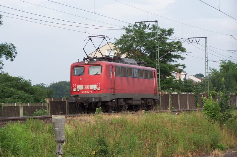 140 500-0 mute am 07.07.2006 in Frankfurt-Niederrad vor der Weiterfahrt Richtung Abzw. Forsthaus noch einen Kesselwagenzug mit 294 144-1 abwarten.