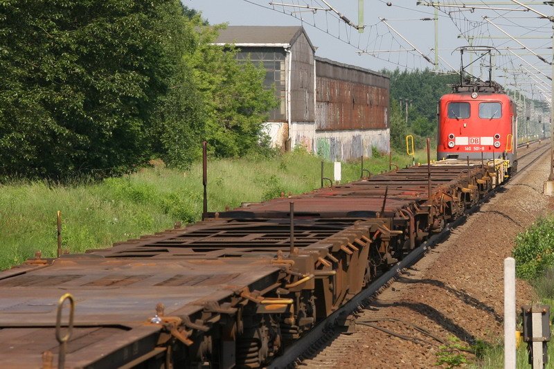 140 501 zieht einen leeren Containerzug durch Ludwigslust Richtung Hamburg. 07.06.2007