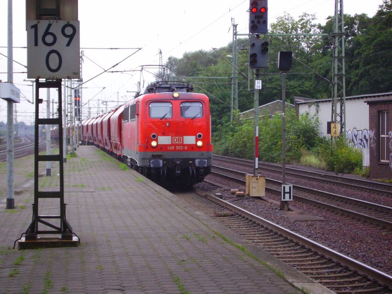 140 502-6 fhrt durch Hamburg-Harburg mit einem Ganzzug. 22.08.07
