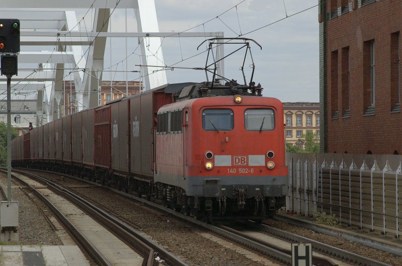 140 502-6 mit Gterzug fhrt aus Mannheim kommend durch Ludwigshafen Mitte Richtung Ludwigshafen Hbf. 04.06.2009