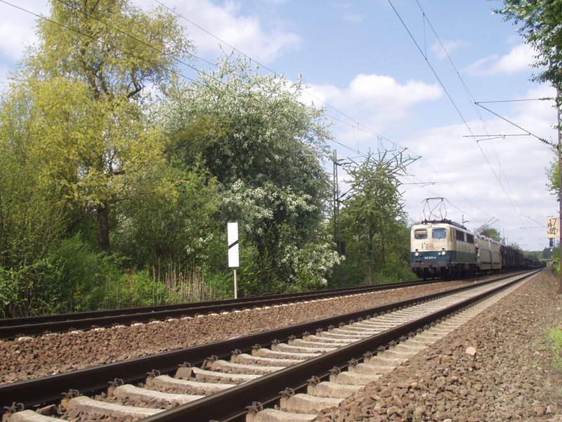 140 503 ist am 25. April 2004 mit einem Gterzug bei Hanau West unterwegs.