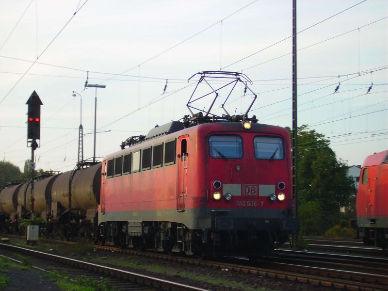 140 506 am 10.10.06 in Ludwigshafen Oggersheim,die Lok besitzt Dopppelte Fernlicht Scheinwerfer.