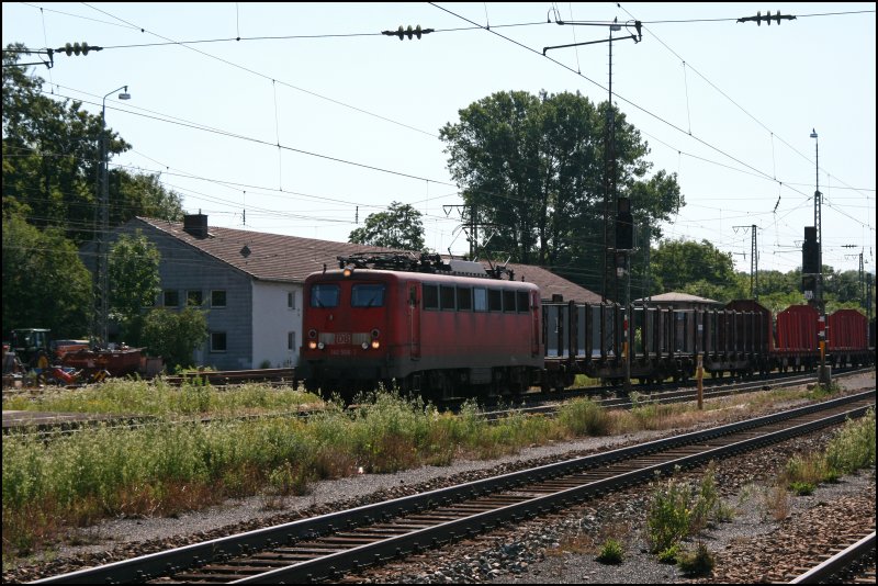 140 506 durchfhrt am 25.06.2007 den Bahnhof Rosenheim mit leeren Holztransportwaggons Richtung Mnchen.