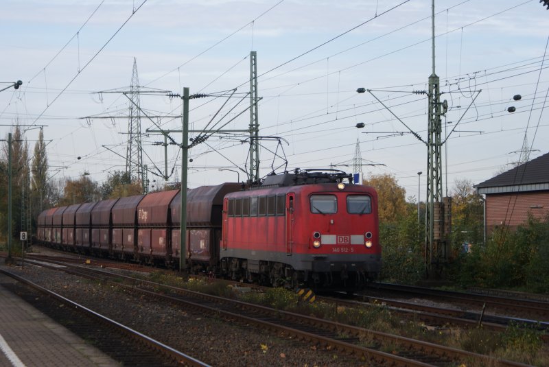 140 512-5 mit einem Kohlezug in Dsseldorf Eller in Richtung Opladen am 02.11.2008