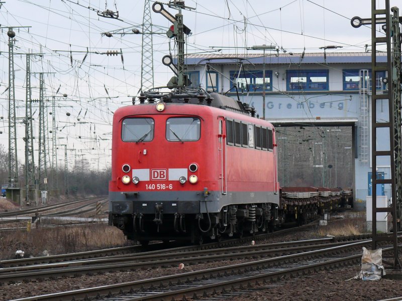140 516-6 verlsst Kln-Gremberg mit einem mit Stahlplatten beladenen Zug. Die Flgelsignale zeigen freie Fahrt. Aufgenommen am 09/02/2009.