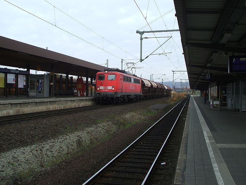 140 528-1 noch mit DB Cargo Anschrift kommt am 5.11.2007 durch den Bahnhof Gttingen geafahren mit einem Ganzzug aus Tds