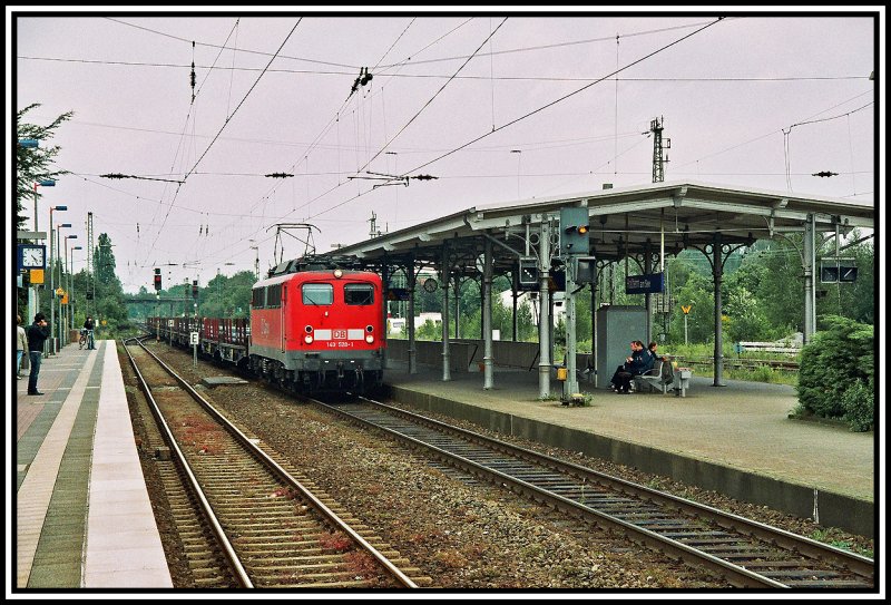 140 528 durchfhrt den Bahnhof Haltern mit einen Ganzzug, beladen mit Stahlstangen Richtung Ruhrgebiet.