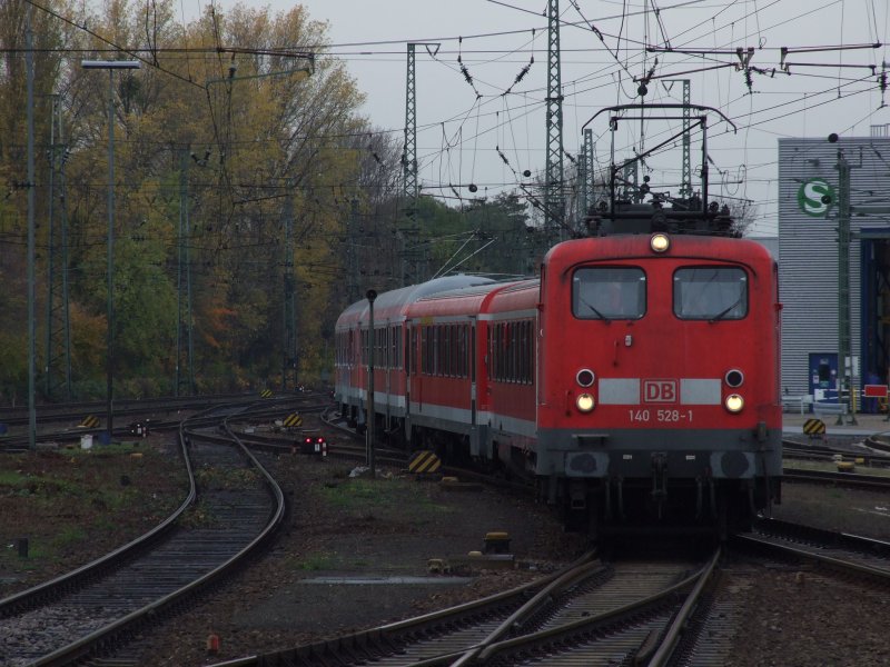 140 528 zieht am 31.10.2008 ihren Schrottzug bestehend aus 628 324, einem Bn-Wagen und einem Karlsruher Kopf aus der Abstellanlagen von Ludwigshafen und macht sich auf den weg nach Hamm