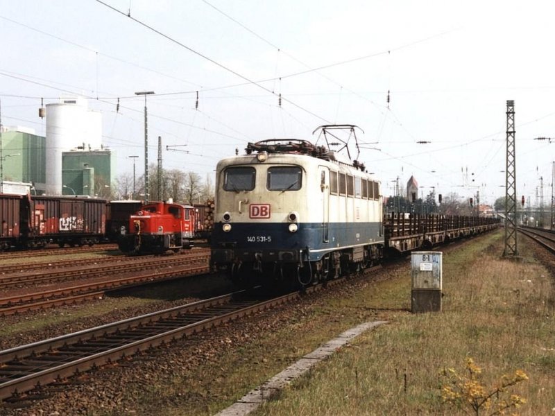 140 531-5 passiert mit eine Gterzug in die Richtung Osnabrck eine Kf auf Bahnhof Lengerich am 23-4-2001. Bild und scan: Date Jan de Vries.