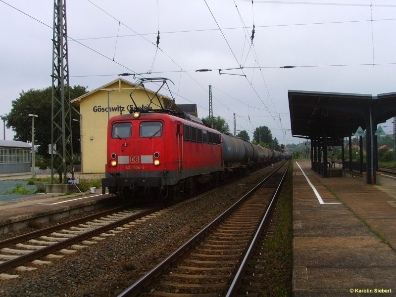 140 534 mit Kesselwagen bei einer Durchfahrt in G�schwitz (Saale) am 08.08.2007