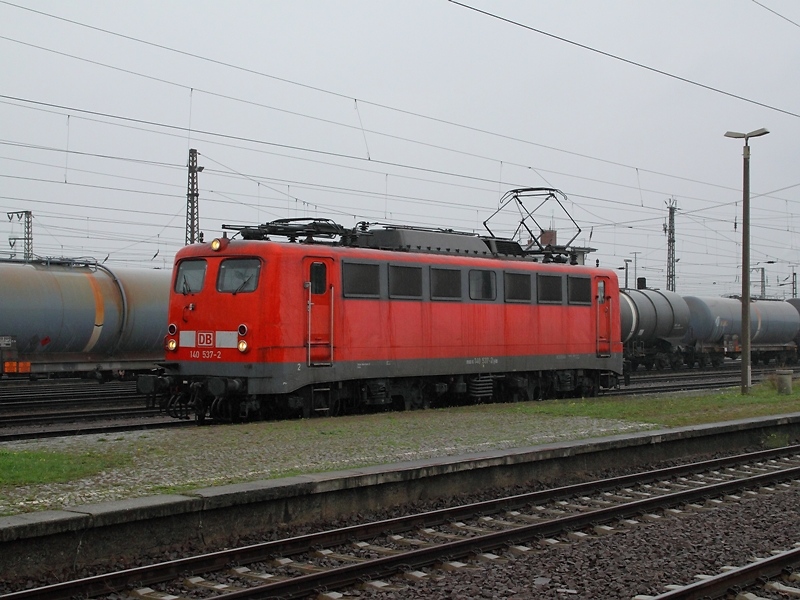 140 537-2 hat am 10.10.2009 einen Gterzug nach Grokorbetha gebracht.